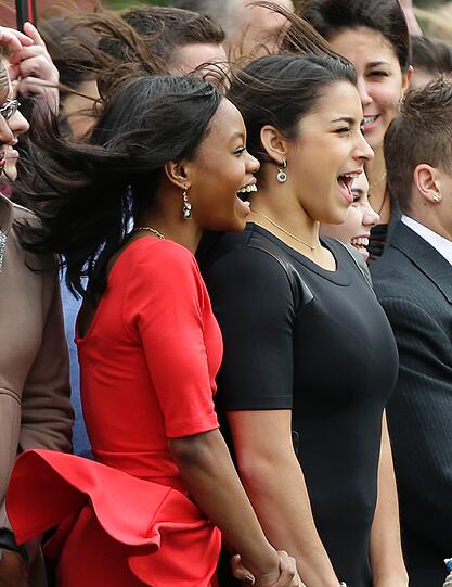 Wie viel Wind so ein Helikopter machen kann, müssen auch Gabby Douglas und Aly Raisman bei den Olympischen Spielen in London feststellen. Die US-Gymnastinnen haben dabei sichtlich Spaß.