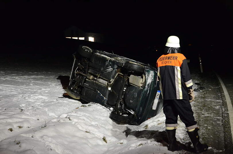 Unfall  bei Feichten: Der Fahrer eines VW Polo kommt von der Fahrbahn ab und überschlägt sich mehrfach mit seinem Wagen. Riesenglück: Der Mann wurde nur leicht verletzt.