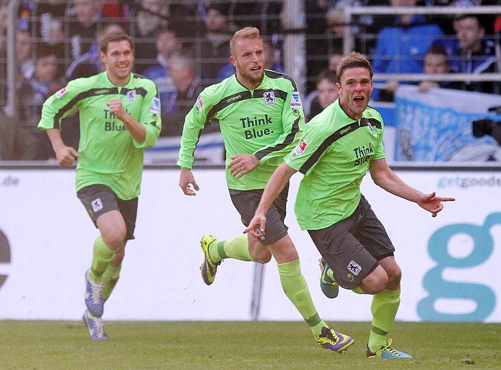 Der Jubel nach dem Siegtreffer: Dominik Stahl (r.) traf zum 1:0-Erfolg der Löwen.
