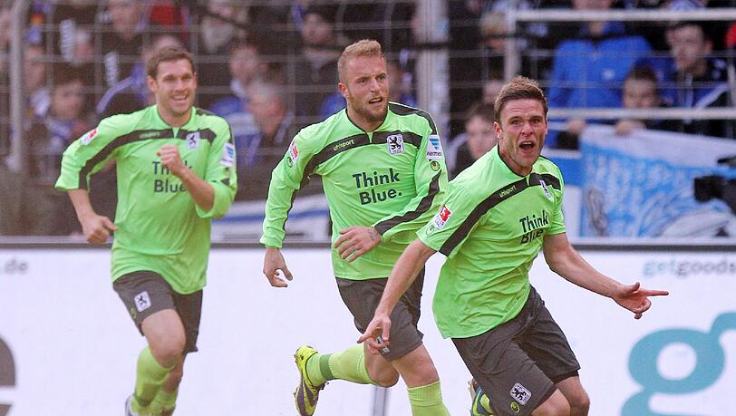 Der Jubel nach dem Siegtreffer: Dominik Stahl (r.) traf zum 1:0-Erfolg der Löwen. Der Jubel nach dem Siegtreffer: Dominik Stahl (r.) traf zum 1:0-Erfolg der Löwen.