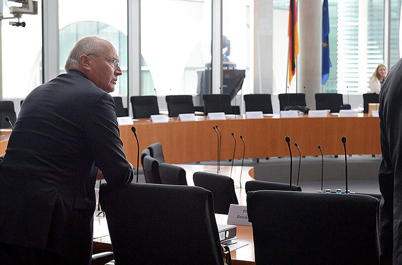 Er habe erst 2010 erfahren, dass der US-Geheimdienst NSA die Daten bestimmter europäische Ziele ausspähen wollte, sagte der Staatssekretär im Bundeskanzleramt, Klaus-Dieter Fritsche, vor dem NSA-Untersuchungsausschuss des Bundestags.
