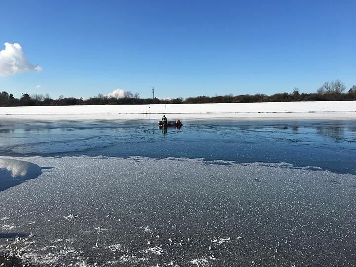 Mit einem Boot konnten die Einsatzkräfte das Reh aus dem eiskalten Wasser ziehen und an Land bringen.