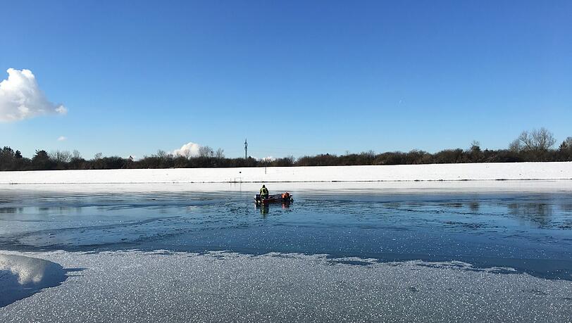 Mit einem Boot konnten die Einsatzkräfte das Reh aus dem eiskalten Wasser ziehen und an Land bringen. Mit einem Boot konnten die Einsatzkräfte das Reh aus dem eiskalten Wasser ziehen und an Land bringen.