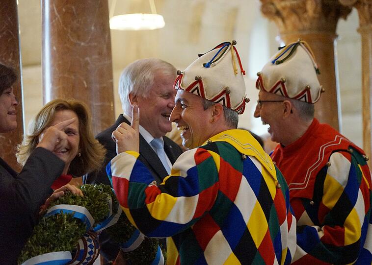 Horst Seehofer bekommt eine schwarze Nase verpasst.