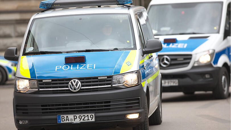 Insgesamt drei Polizeibusse waren in der Kolonne ineinandergekracht. (Symbolbild)