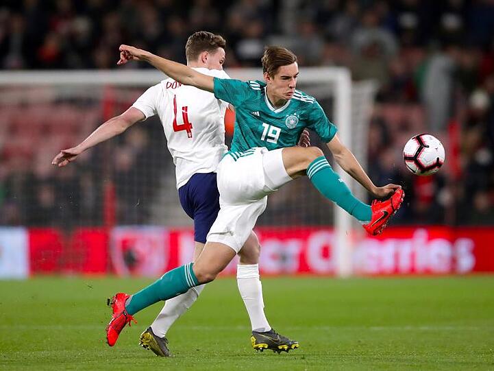 Der Engländer Kieran Dowell (l) und Florian Neuhaus kämpfen um den Ball.