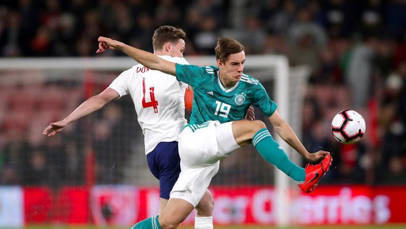 Der Engländer Kieran Dowell (l) und Florian Neuhaus kämpfen um den Ball. Der Engländer Kieran Dowell (l) und Florian Neuhaus kämpfen um den Ball.