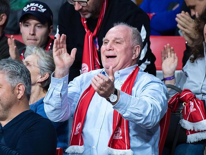 Ehrenpräsident Uli Hoeneß vom FC Bayern jubelt beim Spiel. Foto: Matthias Balk/dpa/Archivbild