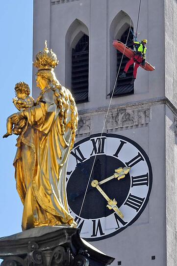 Mittels einer Art Seilbahn vom Marienplatz die 60 bis 70 Meter hoch zum Ort des Geschehens auf dem Alten Peter bargen die Feuerwehrleute die Frau und brachten sie sicher auf den Boden.