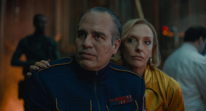 Toni Collette und Mark Ruffalo als Herrscher-Ehepaar auf dem Raumschiff.