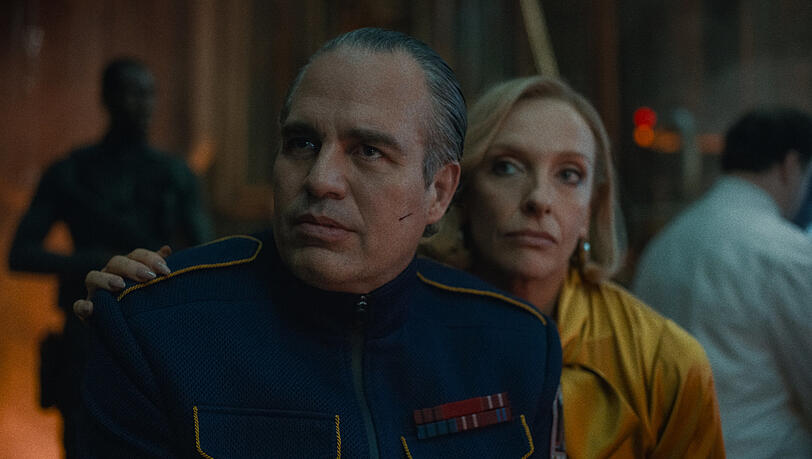 Toni Collette und Mark Ruffalo als Herrscher-Ehepaar auf dem Raumschiff. Toni Collette und Mark Ruffalo als Herrscher-Ehepaar auf dem Raumschiff.
