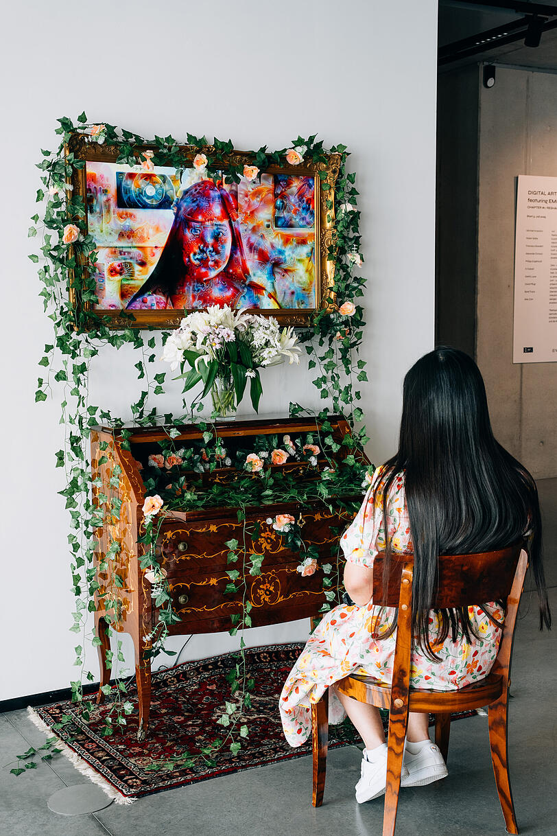 „Bildschirm, Bildschirm an der Wand, wer ist....?“ Neun Sekunden braucht die KI, um das Porträt eines Besuchers, der sich vor der Biedermeierkommode niedergelassen hat, in ein florales Tierbild zu verwandeln: die digital-analoge Installation eines KI- und Bilderkennungsexperten aus der Rüstungsindustrie, der sich als Künstler KI Kobolt nennt. „Bildschirm, Bildschirm an der Wand, wer ist....?“ Neun Sekunden braucht die KI, um das Porträt eines Besuchers, der sich vor der Biedermeierkommode niedergelassen hat, in ein florales Tierbild zu verwandeln: die digital-analoge Installation eines KI- und Bilderkennungsexperten aus der Rüstungsindustrie, der sich als Künstler KI Kobolt nennt.