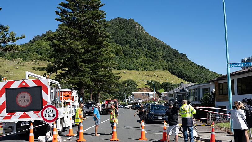 Mindestens sechs Menschen werden nach einem Erdrutsch vermisst. Mindestens sechs Menschen werden nach einem Erdrutsch vermisst.