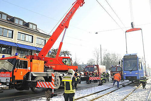 Mit einem Kran musste die Tram angehoben werden