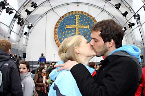 Auch dafür musste Zeit sein auf dem Kirchentag: Katharina und Jonas küssen sich innig vor der Bühne am Odeonsplatz.