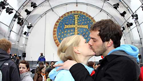 Auch dafür musste Zeit sein auf dem Kirchentag: Katharina und Jonas küssen sich innig vor der Bühne am Odeonsplatz. Auch dafür musste Zeit sein auf dem Kirchentag: Katharina und Jonas küssen sich innig vor der Bühne am Odeonsplatz.