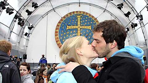 Auch dafür musste Zeit sein auf dem Kirchentag: Katharina und Jonas küssen sich innig vor der Bühne am Odeonsplatz.