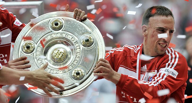 Neben dem Meistertitel mit dem FC Bayern wird Ribéry zum Fußballer des Jahres in Deutschland und Frankreich gewählt.
