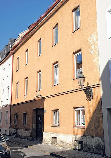 Wagnerstraße 3 (Altschwabing): Von den acht Wohnungen der Gewofag stehen sechs leer. Die Bewohner zogen über die Jahre aus oder verstarben, neu vermietet wurde nicht. Ende 2014 wird das Haus abgerissen und durch einen Neubau ersetzt. [GRUNDTEXT]Anfang 2014 werden drei Wohnungen vorübergehend u.a. an Studenten vermietet. Für die übrigen drei wären die Sanierungskosten für die Zwischennutzung zu hoch, man müsste extra Bäder einbauen.