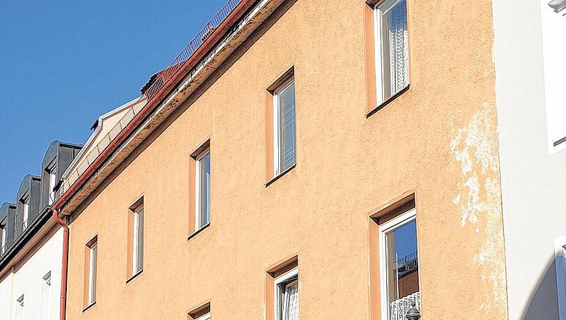 Wagnerstraße 3 (Altschwabing): Von den acht Wohnungen der Gewofag stehen sechs leer. Die Bewohner zogen über die Jahre aus oder verstarben, neu vermietet wurde nicht. Ende 2014 wird das Haus abgerissen und durch einen Neubau ersetzt. [GRUNDTEXT]Anfang 2014 werden drei Wohnungen vorübergehend u.a. an Studenten vermietet. Für die übrigen drei wären die Sanierungskosten für die Zwischennutzung zu hoch, man müsste extra Bäder einbauen.