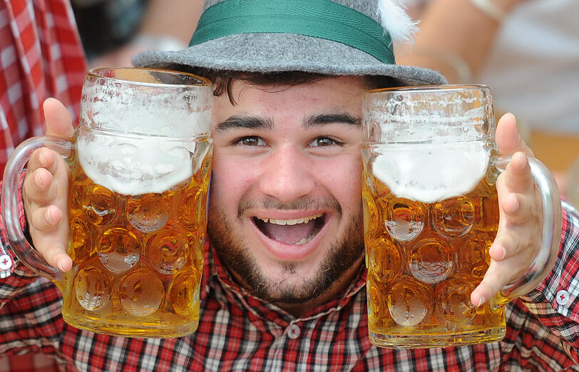 Wem der Liter Wiesn-Bier nicht reicht, der bestellt sich halt einfach gleich zwei!