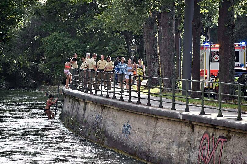 Ein 65-Jähriger wurde von Surfern am Eisbach aus dem Wasser gezogen. (Symbolbild)