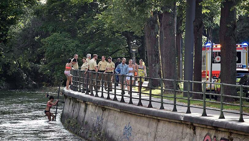 Ein 65-Jähriger wurde von Surfern am Eisbach aus dem Wasser gezogen. (Symbolbild) Ein 65-Jähriger wurde von Surfern am Eisbach aus dem Wasser gezogen. (Symbolbild)