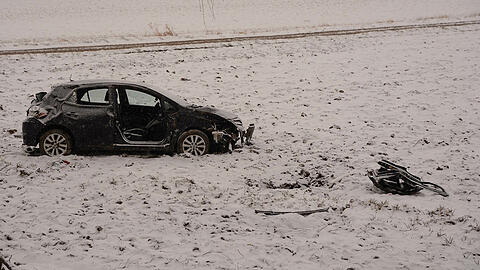 Das Auto kam von der Straße ab und landete auf einem Feld. Der Beifahrer kam mit lebensgefährlichen Verletzungen ins Krankenhaus.
