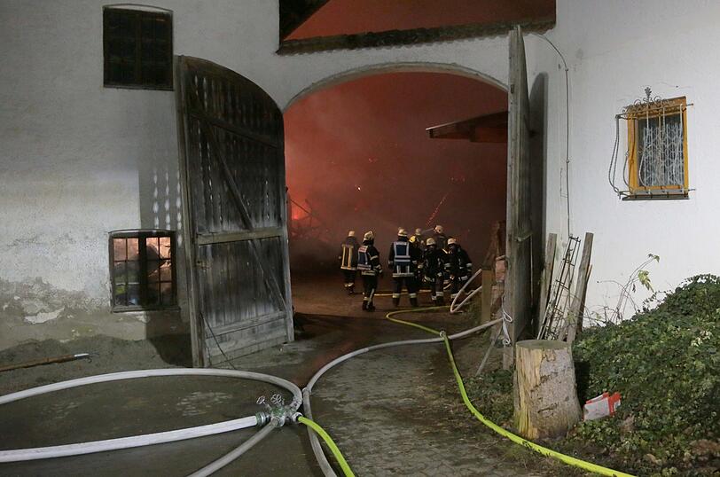 Am Freitagmorgen hat es einen Großbrand auf dem Gelände eines Bauernhofes gegeben. Das Feuer war ersten Erkenntnissen zufolge in einer Lagerhalle ausgebrochen, die Ursache war zunächst unklar.