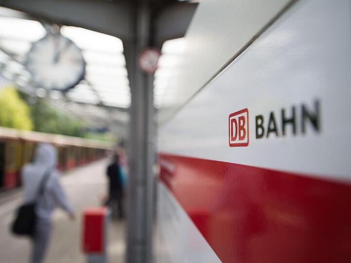 Die Deutsche Bahn informiert im Berliner Grunewald über neue Produkte und Serviceangebote.