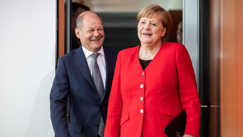 Bundeskanzlerin Angela Merkel kommt neben Bundesfinanzminister Olaf Scholz zur wöchentlichen Sitzung des Bundeskabinetts im Kanzleramt. Bundeskanzlerin Angela Merkel kommt neben Bundesfinanzminister Olaf Scholz zur wöchentlichen Sitzung des Bundeskabinetts im Kanzleramt.