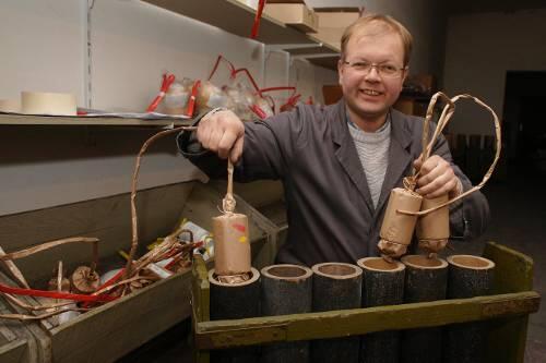 Peter Sauer baut eine seiner "Bomben".