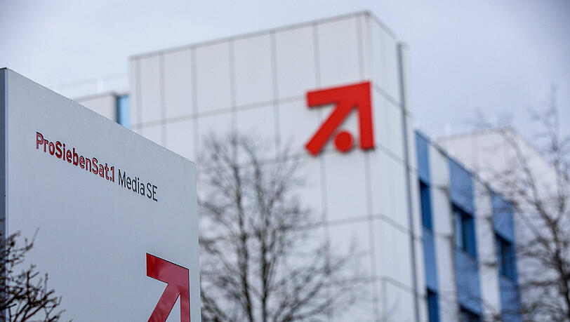 Außenansicht mit Logo und Schriftzug vom Medienunternehmen ProSiebenSat1 im Medienpark München-Unterföhring Außenansicht mit Logo und Schriftzug vom Medienunternehmen ProSiebenSat1 im Medienpark München-Unterföhring