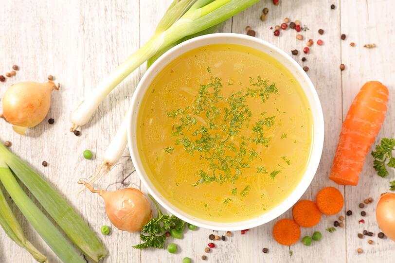 Auf extra Salz in Suppen und Eint&ouml;pfen kann man getrost verzichten und einfach mit Gem&uuml;sebr&uuml;he w&uuml;rzen. Daf&uuml;r kaufen Sie entweder  ein Fertigprodukt kochen die Br&uuml;he komplett ohne Salz selbst. Denn die restlichen Zutaten wie etwa Sellerieknollen sowie Selleriegr&uuml;n oder auch anderes salziges Gem&uuml;se wie Petersilie, Mangold, Rettich und Karotten-Gr&uuml;n sorgen f&uuml;r ausreichend W&uuml;rze.