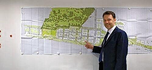 Thomas Wagner zeigt die citynahe Lage des neuen Wohnbau-Projekts &bdquo;inPUNKTO&ldquo; gleich am Park des Hirschgartens.