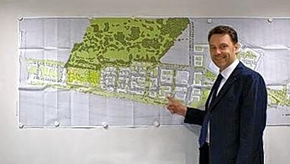 Thomas Wagner zeigt die citynahe Lage des neuen Wohnbau-Projekts „inPUNKTO“ gleich am Park des Hirschgartens. Thomas Wagner zeigt die citynahe Lage des neuen Wohnbau-Projekts „inPUNKTO“ gleich am Park des Hirschgartens.