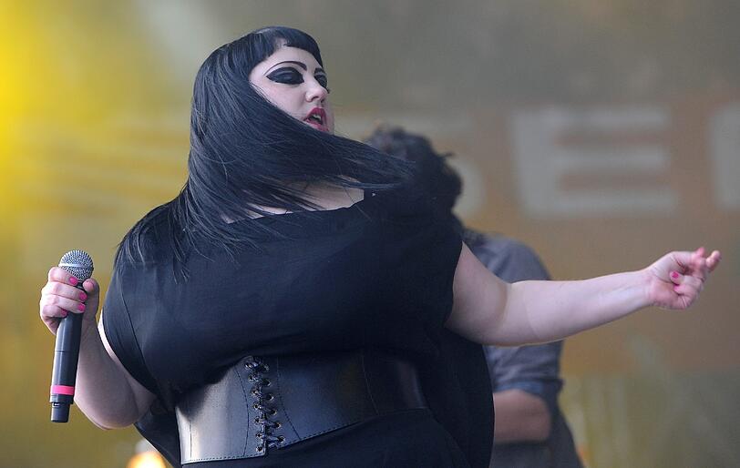 Beth Ditto von der Band Gossip hüpft wie ein Flummi über die Bühne am Ring.