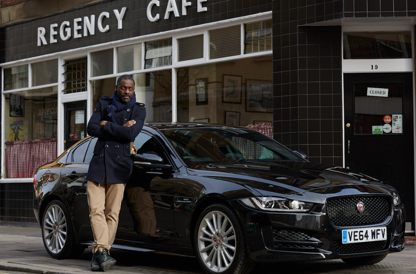 Idris Elba fährt mit dem neuen Jaguar XE von London nach Berlin