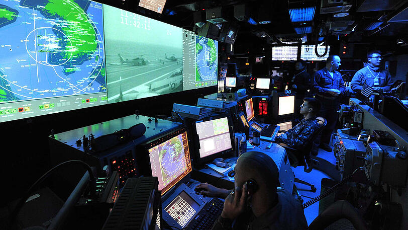 Hightech auf See: der Kontrollraum voller Monitore auf der USS George Washington, einem Schwesterschiff der Carl Vinson.