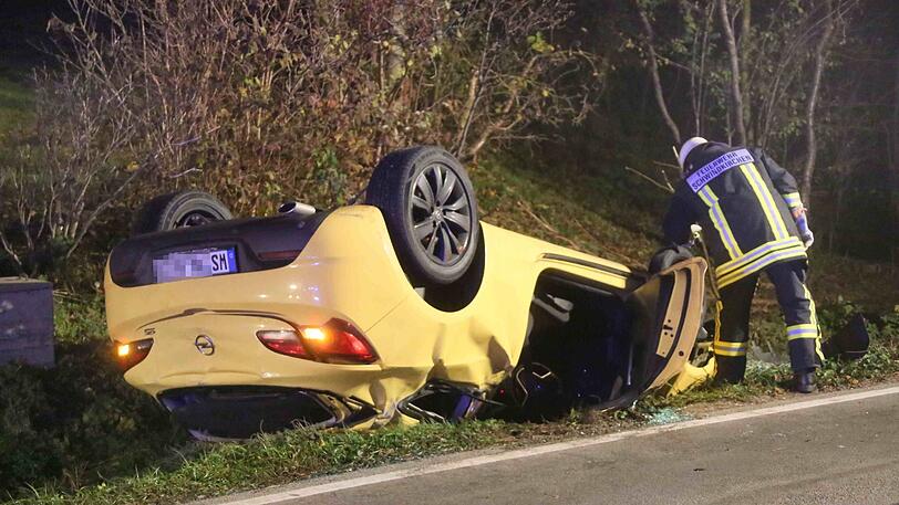 Ein 33-Jähriger ist mit seinem Opel bei Dorfen von der Fahrbahn abgekommen und hat sich überschlagen.