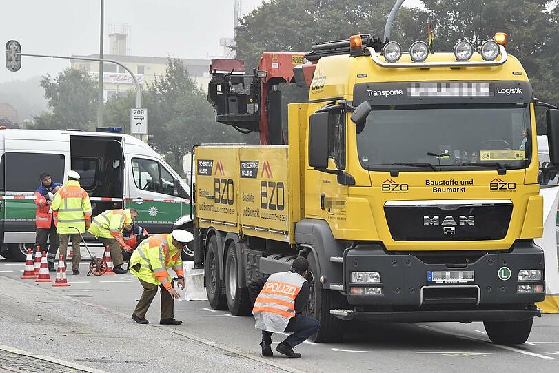 Die Person geriet unter den Lkw und verstarb. Bilder vom Polizeieinsatz.