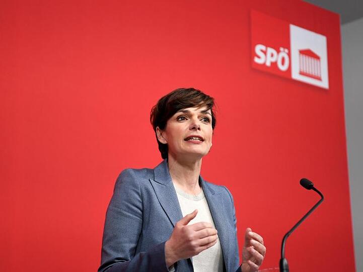 Die Chefin der österreichischen Sozialdemokraten will die Mitglieder der SPÖ über ihre Zukunft an der Parteispitze entscheiden lassen.