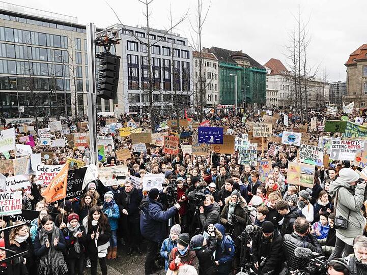 "Fridays for Future"-Demo in Berlin: Weltweit stehen etwa 1700 Kundgebungen in rund 100 Ländern auf dem Programm.