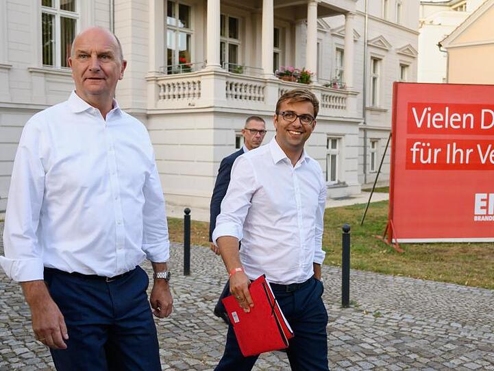 Sie stehen vor Sondierungsgesprächen: Brandenburgs Ministerpräsident Dietmar Woidke (l.) und Erik Stohn, Generalsekretär der SPD Brandenburg.