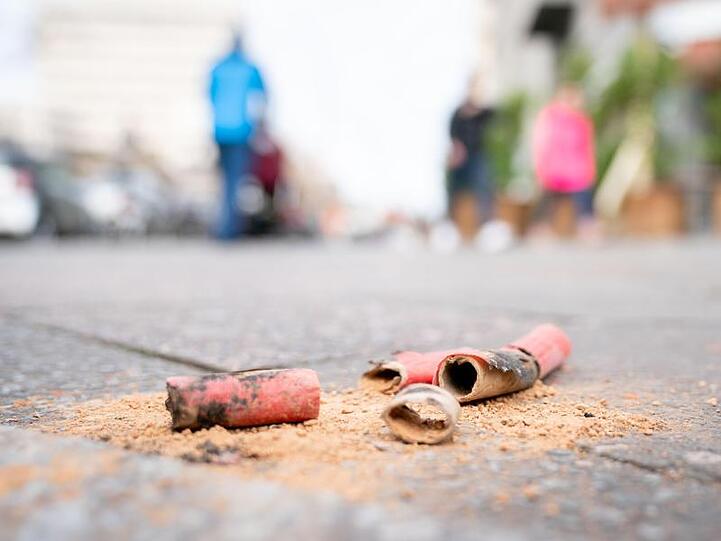 Ein explodierter Böller liegt auf dem Gehweg. Foto: Kay Nietfeld/dpa/Archivbild