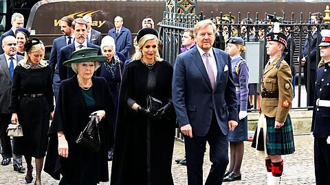König Willem-Alexander, Máxima (Mitte) und Beatrix vor dem Gedenkgottesdient für Prinz Philip.