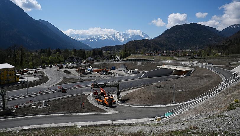 Auf der Baustelle wird noch gewerkelt. Nach elfjähriger Bauzeit wird die Umgehung samt Tunnel für den Ort Oberau jetzt fertig. Auf der Baustelle wird noch gewerkelt. Nach elfjähriger Bauzeit wird die Umgehung samt Tunnel für den Ort Oberau jetzt fertig.