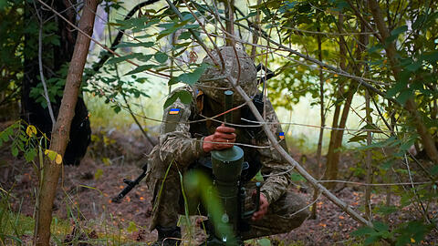 Donetsk: Ein Soldat der ukrainischen Spezialeinheit legt eine von Deutschland gespendete DM22-Panzerabwehrmine auf einem Waldweg aus, einer möglichen Route russischer Truppen.