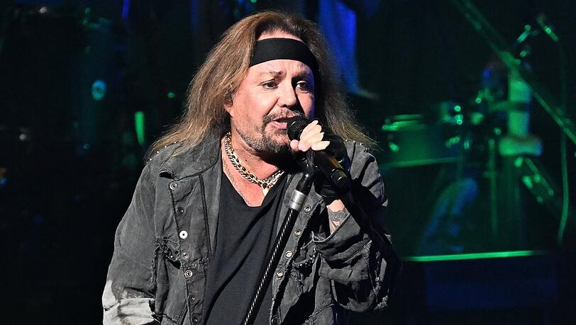 M&ouml;tley-Cr&uuml;e-Star Vince Neil bei einem Auftritt.