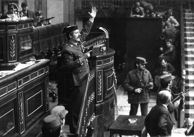 Mit gezogener Pistole steht der Putschist Antonio Tejero Molina am 23. Februar 1981 am Rednerpult im spanischen Parlament. Der Oberstleutnant st&uuml;rmte damals mit mehr als 200 Mann der paramilit&auml;rischen Guardia Civil das Parlamentsgeb&auml;ude in Madrid und nahm die Abgeordneten mitsamt der Regierung als Geiseln.